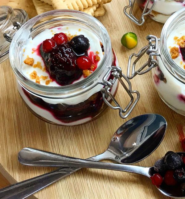 Cheesecake u čaši s umakom od šumskog voća