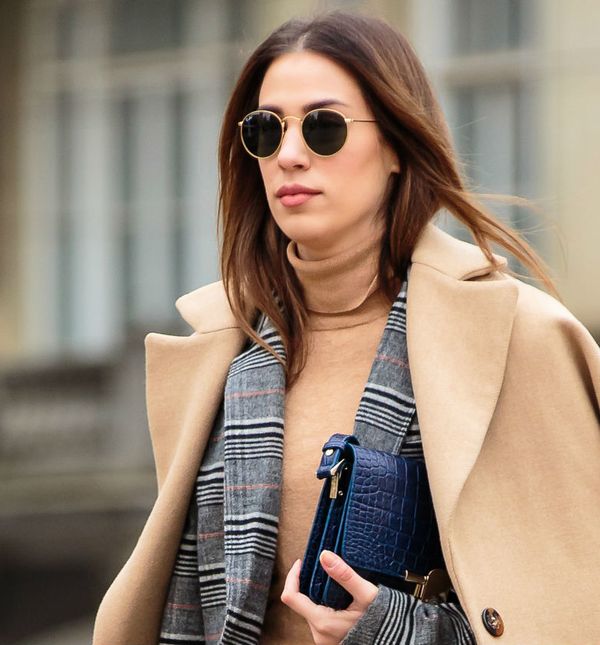 Street style beauty blogerice i vizažistice Ivane Stanić u bež kaputu