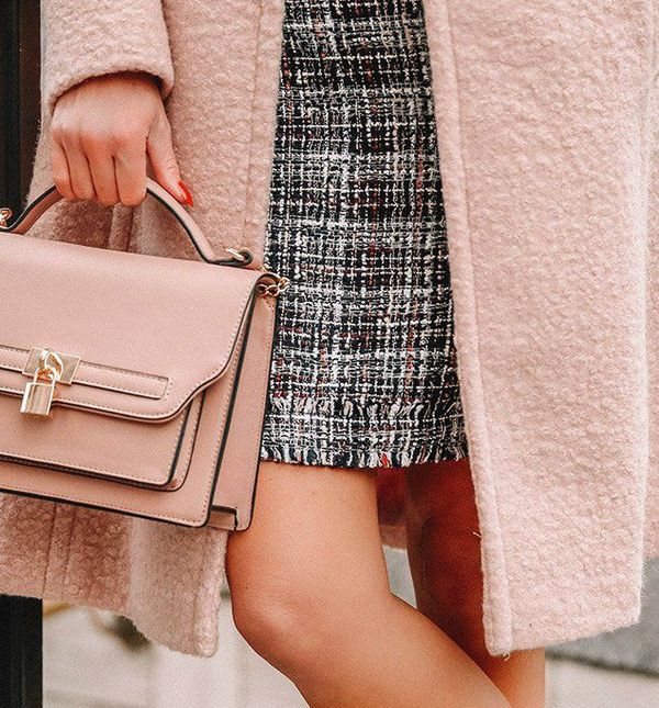 Pojedini modni dodaci poput mini torbica s ručkom odjevnoj kombinaciji daju dašak otmjenosti