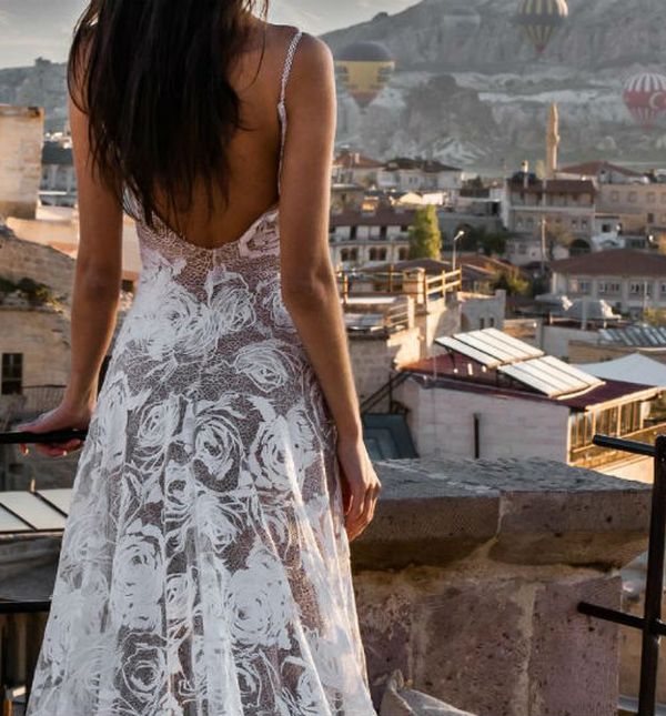 Vjenčanica brenda Grace Loves Lace ima podstavu boje kože