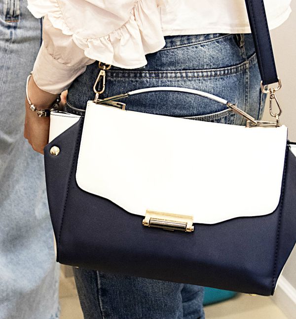 Traperice, bijela bluza i velika torba dio su poslovne 