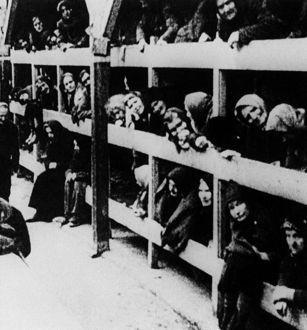 Zatvorenice logora u barakama nakon oslobođenja Auschwitza