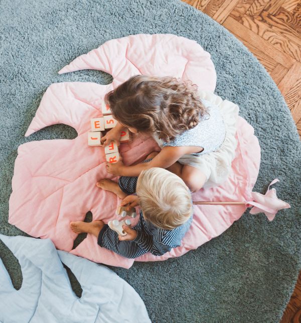 Iza brenda Verka stoje mama i kći