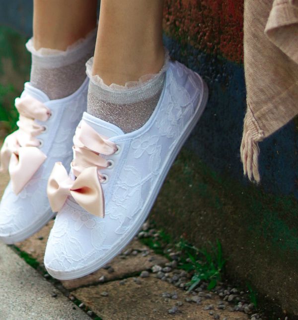 Shuzice su ručno oslikane tenisice iza kojih stoje Maja i Ljudmila - 15