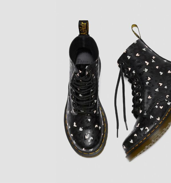 Čizme Dr. Martens ukrašene srcima - 1