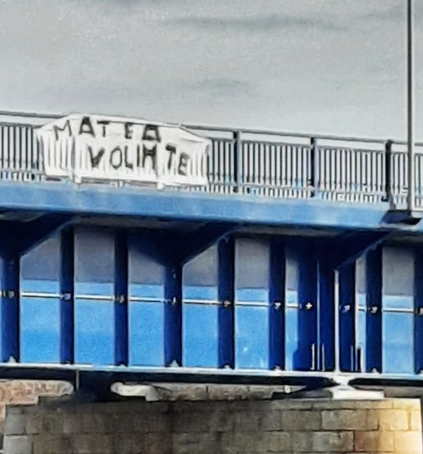 Romantični transparent na Savskome mostu u Zagrebu