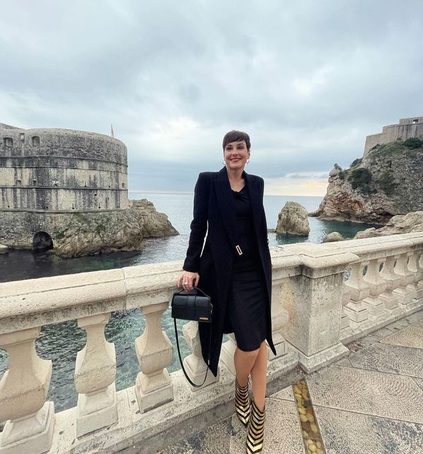 Irena Pecotić u zlatno-crnim gležnjačama