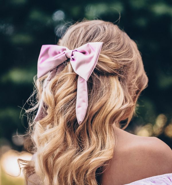 Lijep ukras za kosu podići će svaku frizuru na višu razinu