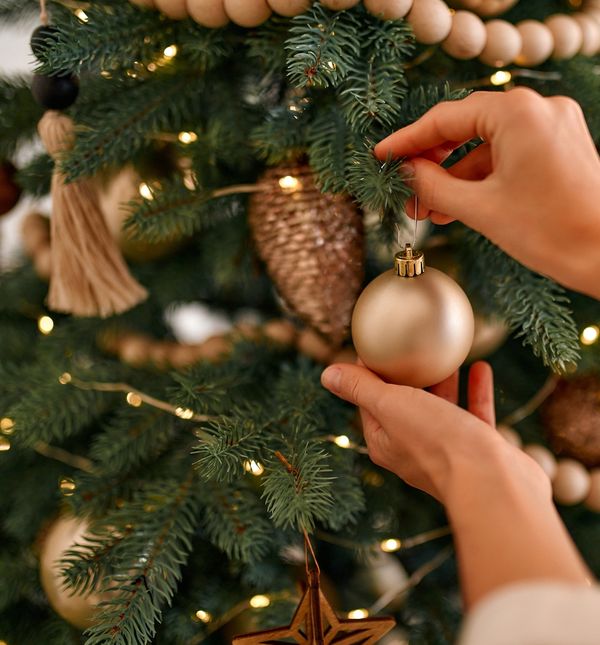 Prema običaju koji je donio Papa Ivan Pavao II iz rodne Poljske - bor ostaje sve do 2. veljače