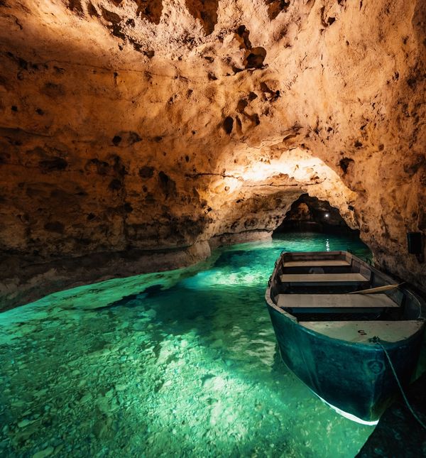 Tapolca je gradić smješten u zapadnom dijelu Mađarske popularan po romantičnoj špilji