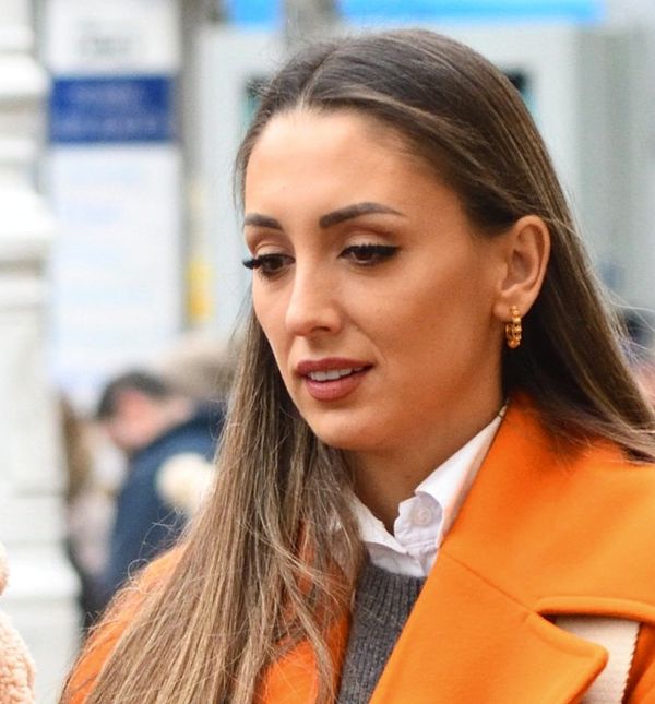 Ljepotica iz Zagreba u narančastom kaputu