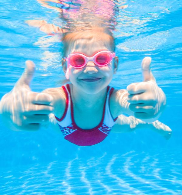 Učenje poznatog stila plivanja kraula trebalo bi biti prioritet svakog roditelja