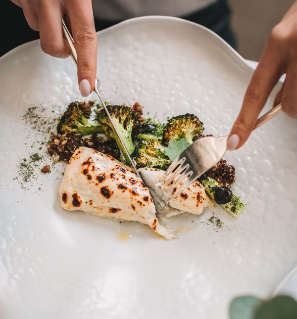 File romba, zapečen s kremom od parmezana i začinskog bilja, pečena brokula, crumble od crnog češnjaka