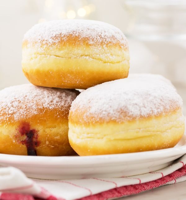 Krafne možete puniti pekmezom, čokoladom ili drugim punjenjem, ali odlične su i prazne