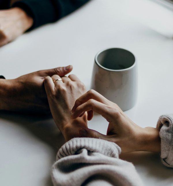 Par se drži za ruke