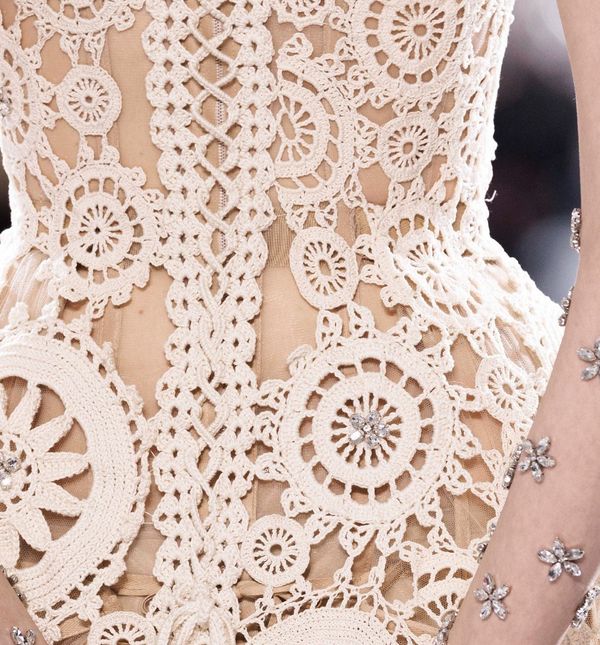 Model s revije visoke mode Jeana Paula Gaultier x Simone Rocha