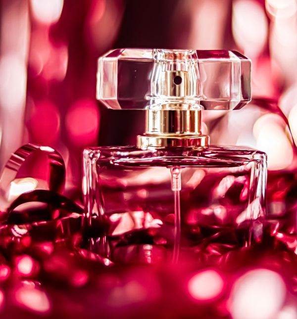 Ako Novu godinu dočekujete kod kuće, nema razloga da se ne počastite s nekoliko špriceva omiljenog parfema