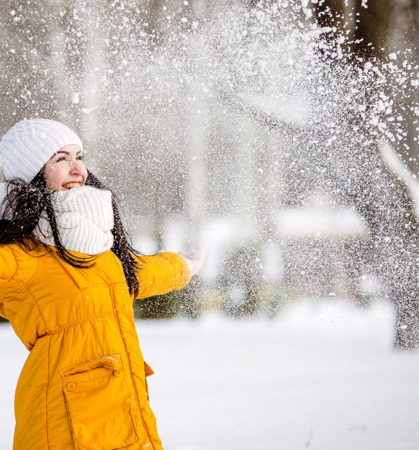 Žena uživa na snijegu