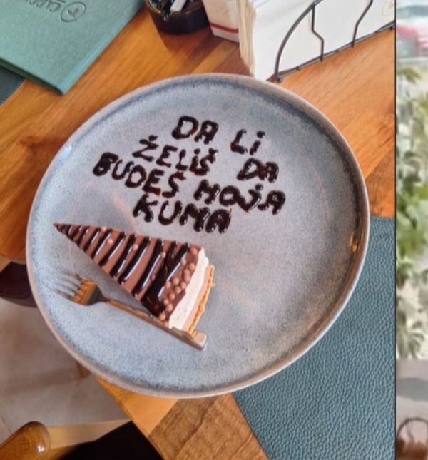 Emotiva način kako prijateljicu pitati za kumstvo