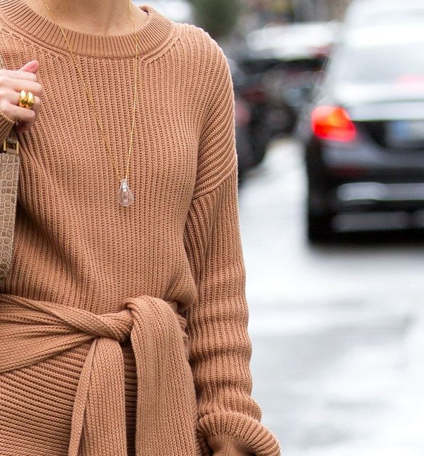 Pletena haljina u dnevnom zimskom street style izdanju