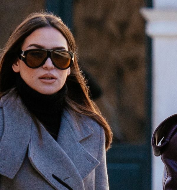 Street stylerica iz Dubrovnika nosi sivi kaput