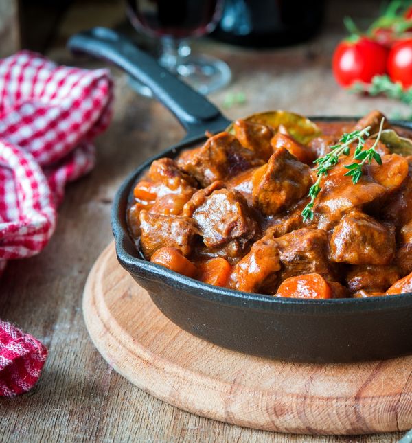 Gulaš od junetine grije dušu i tijelo, a kuha se sam