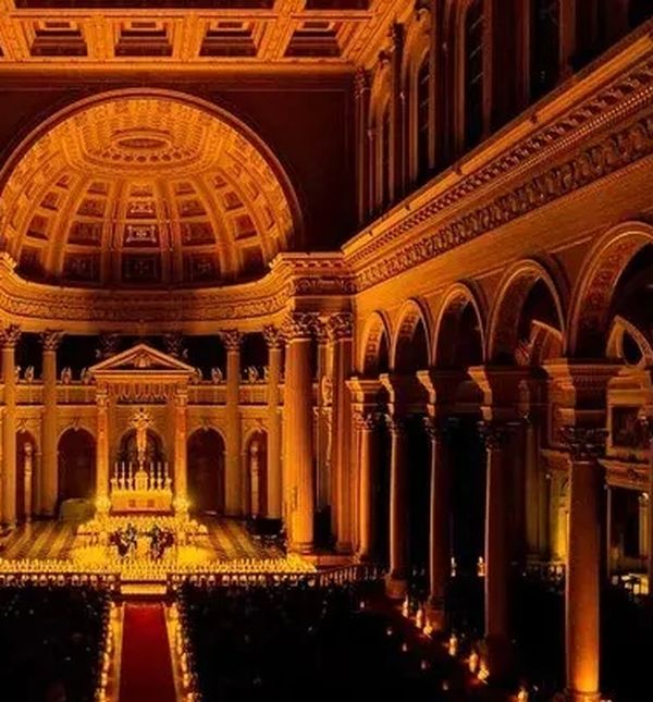 Posebnost ovih događanja je ambijent stvoren tisućama svijeća koje obasjavaju prostor.