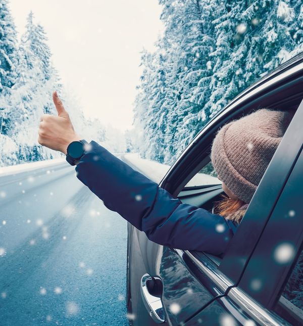 Žena u automobilu na snijegu