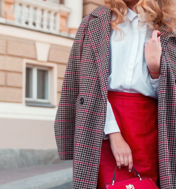 Bijela košulja modni je klasik omiljen u ženskim garderobama