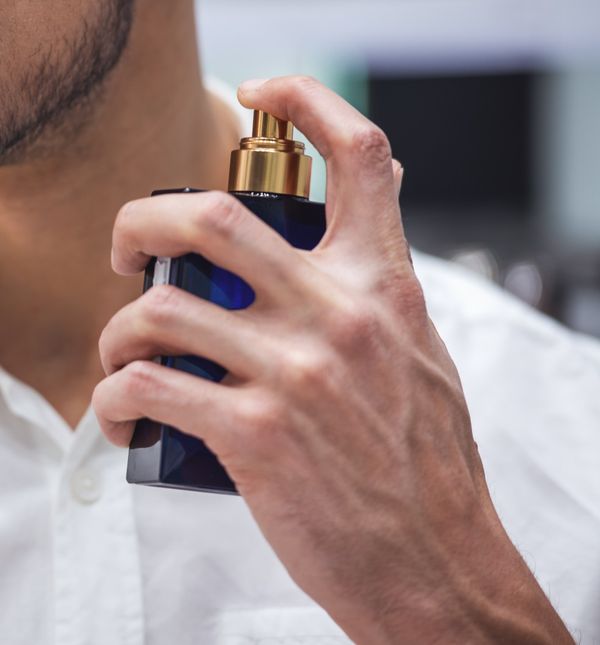 Muškarac nanosi parfem