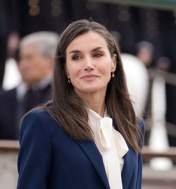 Kraljica Letizia u tamnoplavom odijelu