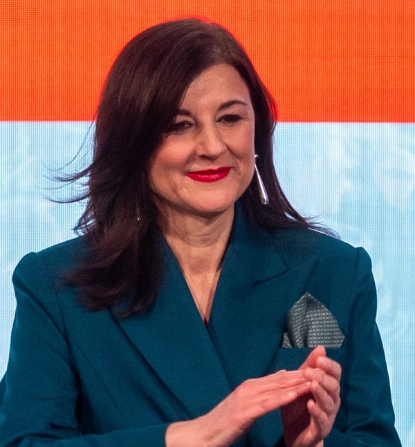 Sanja Musić Milanović u plavom odijelu nakon pobjede