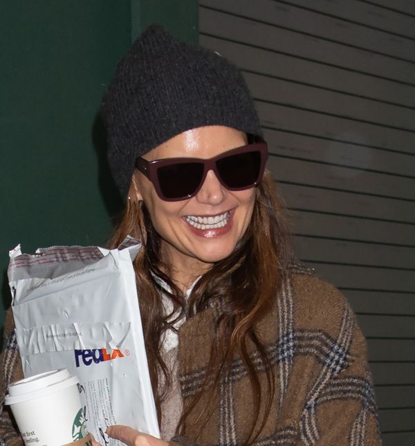 Katie Holmes u kariranoj košulji dolazi na matineju predstave 'Our Town' u New Yorku