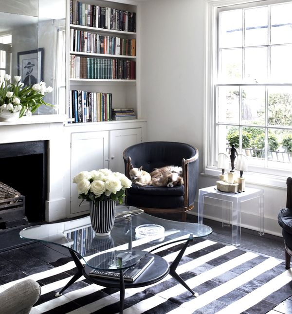 Crni detalji u dnevnoj sobi