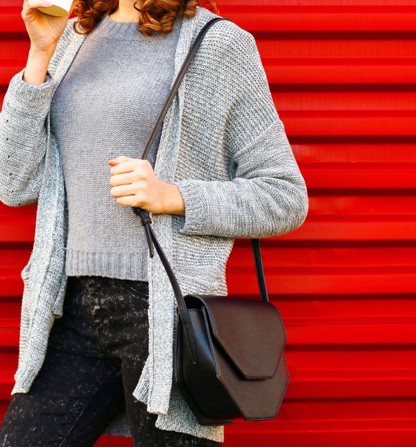 Kardigan je jedan od osnovnih odjevnih komada zimske garderobe, a volimo nositi i one jednobojne i one s uzorkom