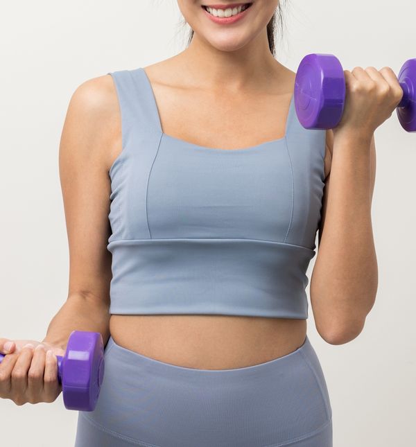 Dodavanje ručnih utega rutini hodanja vrlo je lako primijeniti