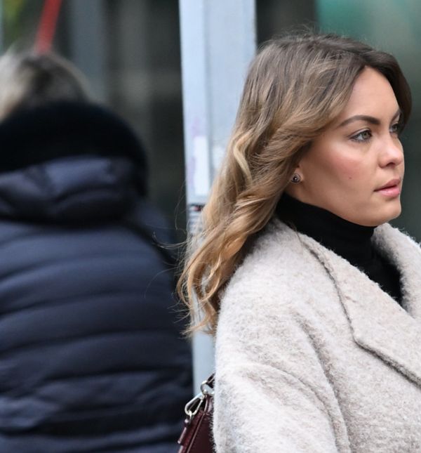 Zagrebačka street stylerica u teddy kaputu prljavo bijele boje