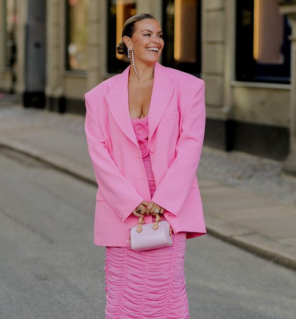 Ružičasti komadi u street style izdanjima s Tjedana mode - 1