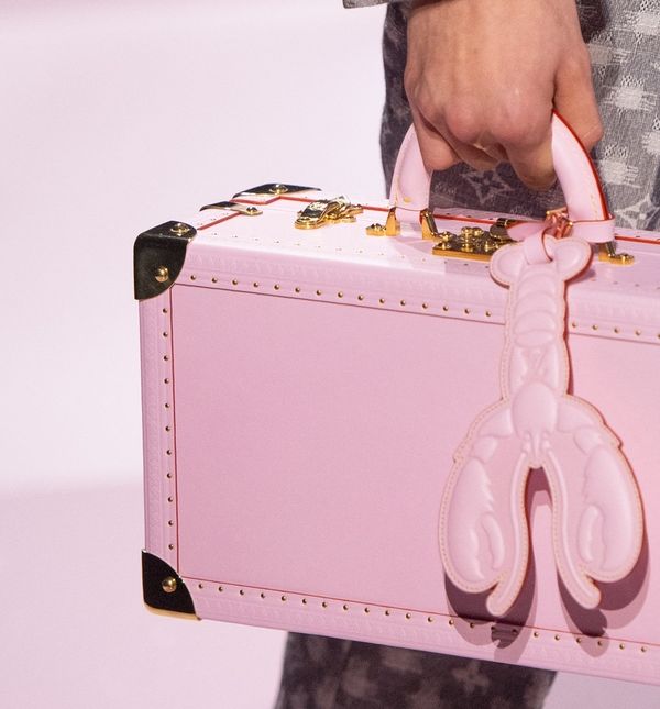 Ružičasti kovčeg u obliku jastoga