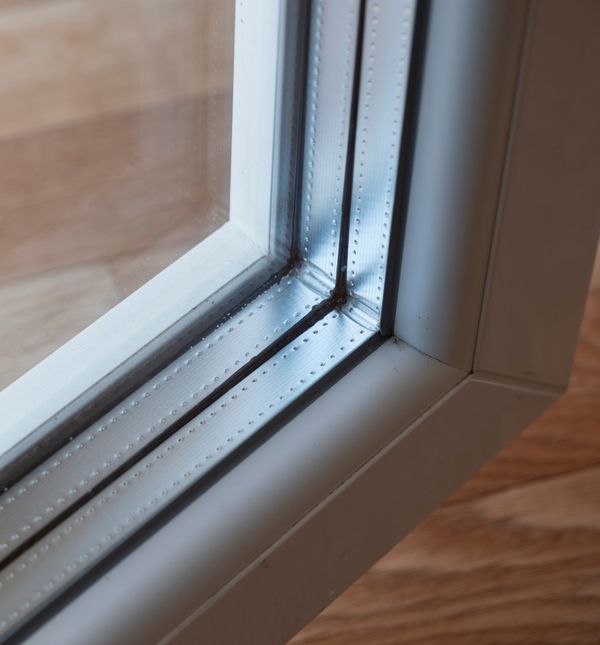 Plin se stavlja između stakala da ne dođe do kondenzacije i da se smanji izlazak topline iz grijane prostorije