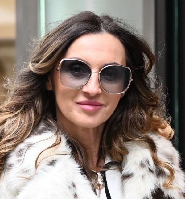 Zgodna dama u kaputu s kravljim uzorkom