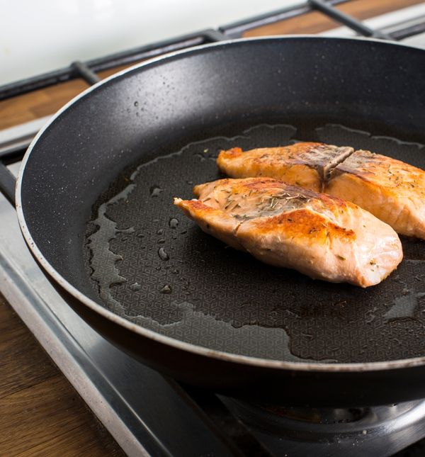 Ako u tavu ubacite komad friške jabuke, neće se osjetiti miris ribe