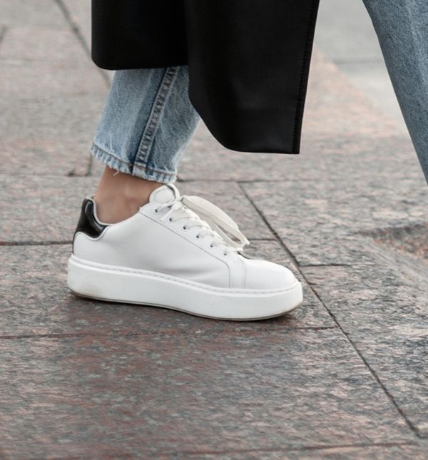 Tenisice su postale uobičajena zamjena cipelama, pa se tako već sezonama nose i uz haljine, odijela...