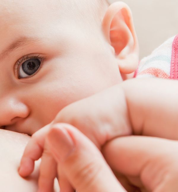 Često dojenje i izdajanje tijekom dana može pomoći u povećanju količine mlijeka