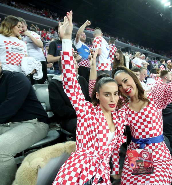 Navijačke kombinacije na polufinalnom dvoboju Hrvatske i Francuske