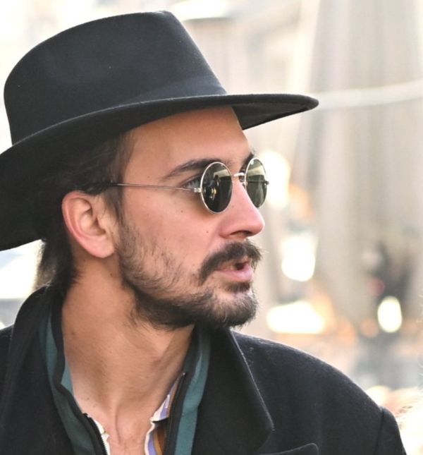 Muškarcu sa špice šešir baš dobro stoji