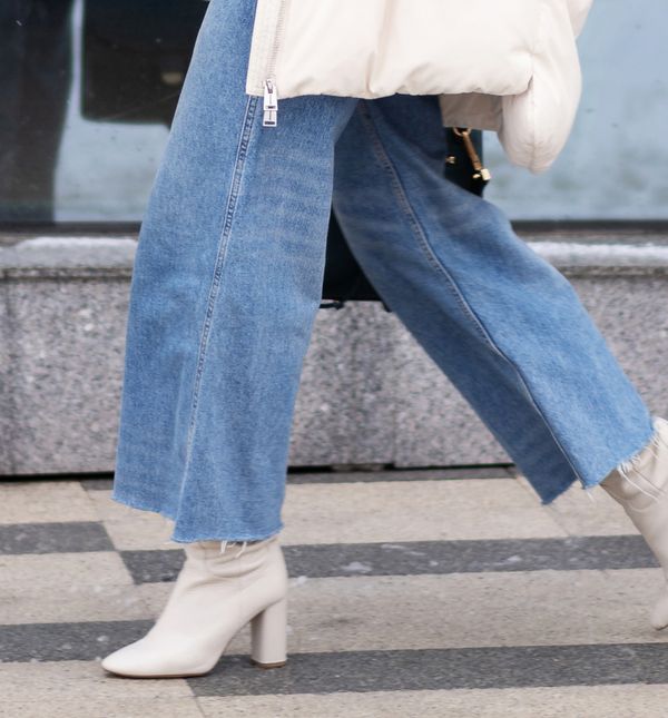 Uz gležnjače na petu traperice poprimaju večernji karakter, dok će uz tenisice ili chunky čizme izgledati urbano i moderno