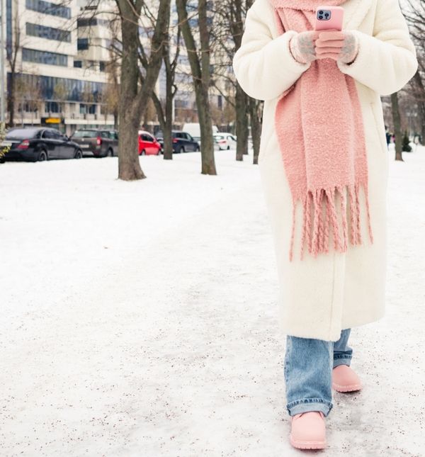 Dok hodate svakako ne biste trebali držati ruke u džepovima, a ni gledati u mobitel