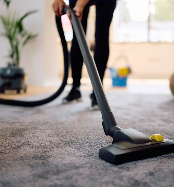 Prašina, dlake i sitne nečistoće nakupljaju se ispod kreveta i kauča brže nego što mislimo