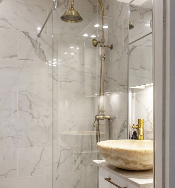 Tuš kabine s pločicama koje imitiraju mramor